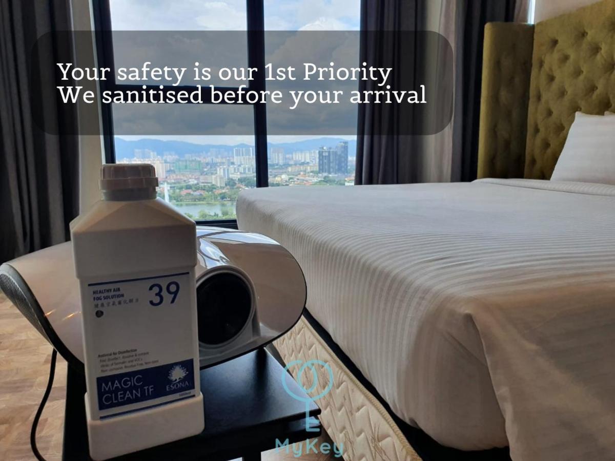Expressionz Professional Suites By Mykey Kuala Lumpur Kültér fotó A hotel room in Malaysia with a bottle of hand sanitizer