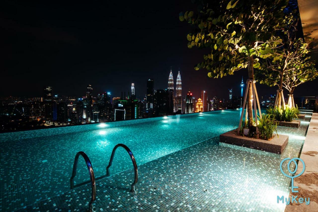 Expressionz Professional Suites By Mykey Kuala Lumpur Szoba fotó Infinity pool at the top of the tower