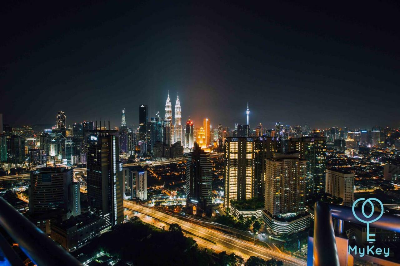 Expressionz Professional Suites By Mykey Kuala Lumpur Kültér fotó Kuala Lumpur skyline at night